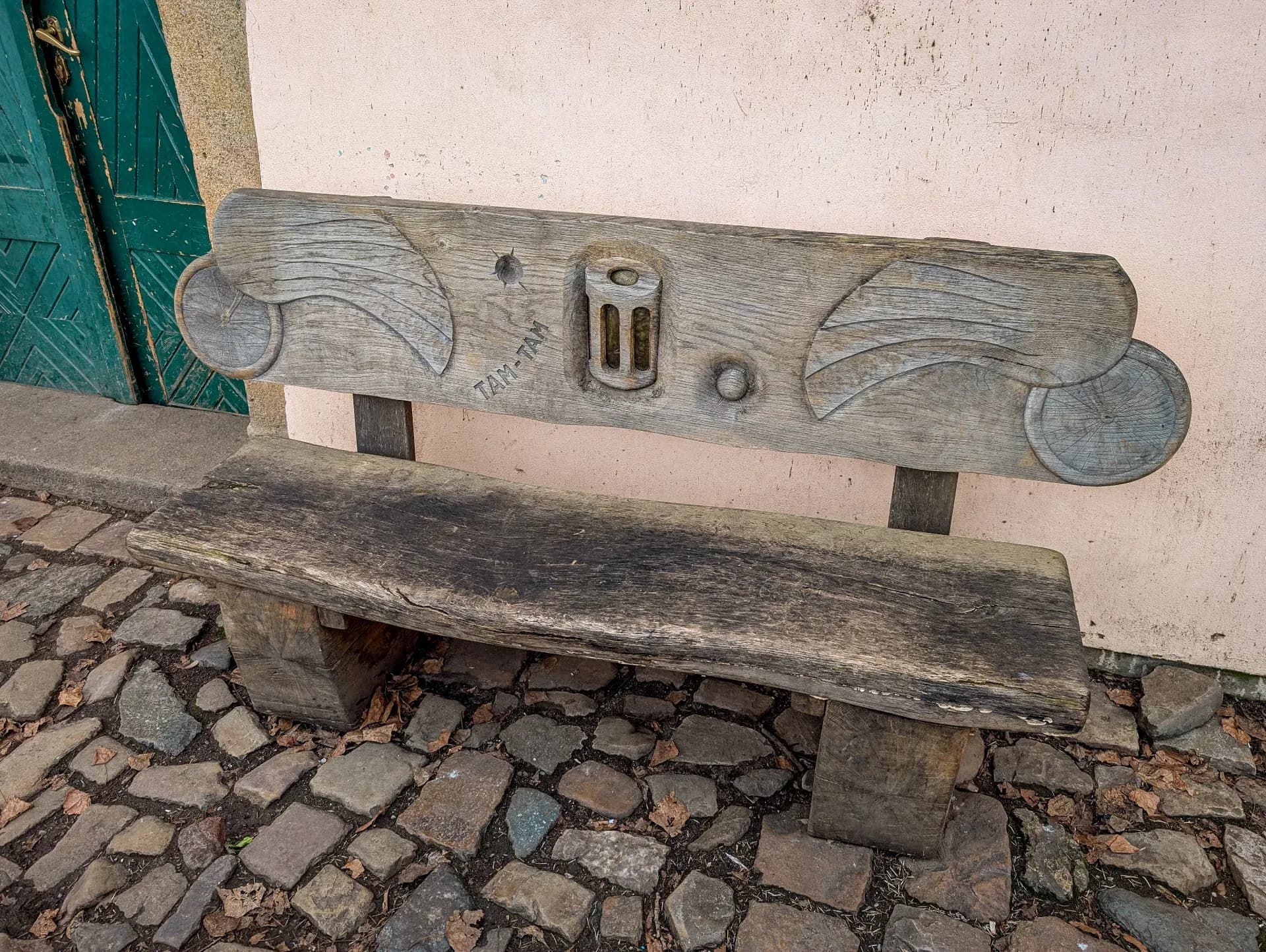 Fotografie lavičky: Záhada hlavolamu